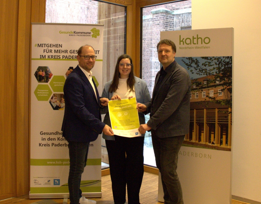 Es freuen sich auf die gemeinsame Veranstaltung zum Thema Klima und Gesundheit am 27. Mai 2026: v.l. Vizepräsident und Vorstandsmitglied Ralf Pahlsmeier, Projektmitarbeiterin Carina Moss (beide KSB Paderborn) und Dekan des Fachbereichs Sozialwesen Prof. Dr. Patrick Isele (katho NRW, Standort Paderborn).  © Silke Ansell, katho NRW 